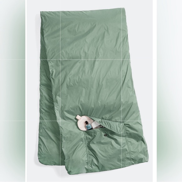 FABLETICS NWT Unisex Smoke Green Large Pockets Lightweight Nylon Puffer Scarf - Picture 7 of 16